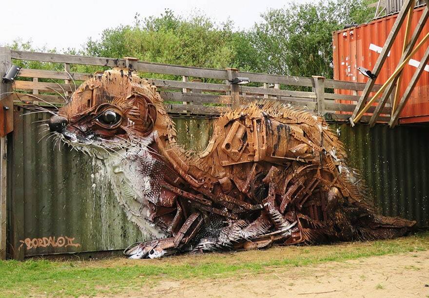 Художник превратил мусор в огромные скульптуры милых животных