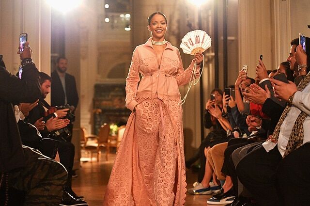 Розовый шик: Рианна представила коллекцию для Puma на Неделе моды в Париже