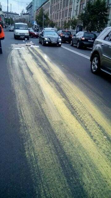 Разлилась краска: в Киеве водитель испортил новую дорогу