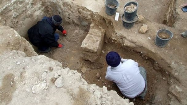 В Израиле археологи обнаружили древний туалет на месте разрушенного святилища - фото