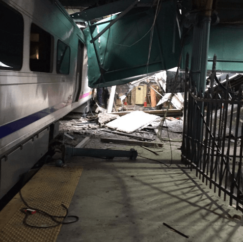 У США потяг врізався у будівлю вокзалу: три жертви, близько 100 поранених