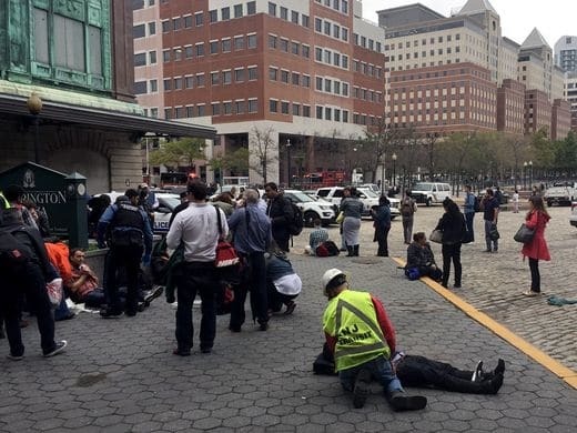 В США поезд врезался в здание вокзала: три жертвы, около 100 раненых. Опубликованы фото и видео
