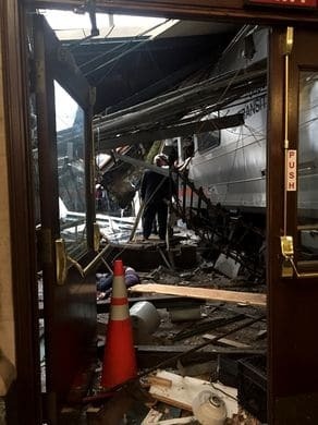 У США потяг врізався у будівлю вокзалу: три жертви, близько 100 поранених