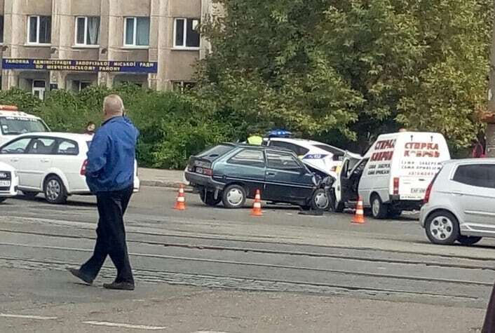 В Запорожье на перекрестке столкнулись две легковушки