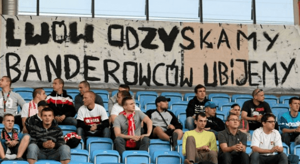 "Бандеровцев убьем": польских ультрас наказали за баннер на матче сборной Украины