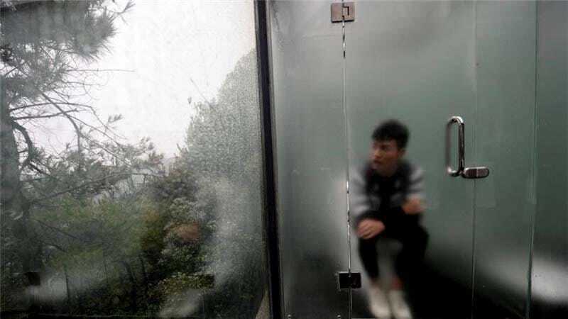 Для души: в Китае появились прозрачные туалеты