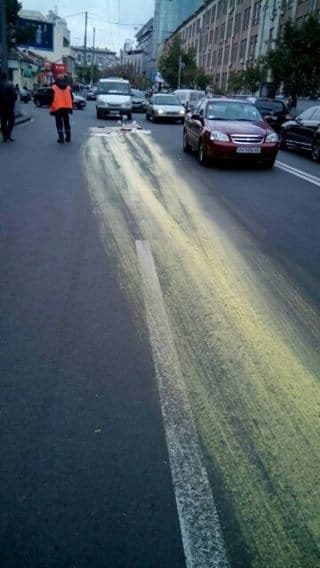 Разлилась краска: в Киеве водитель испортил новую дорогу