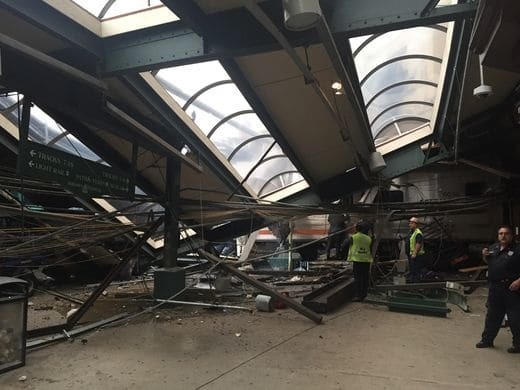 В США поезд врезался в здание вокзала: три жертвы, около 100 раненых. Опубликованы фото и видео