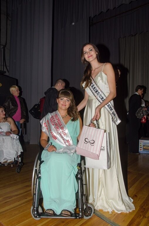 "Мисс Украина Вселенная"-2016 выступила перед участницами конкурса красоты девушек на инвалидных колясках в прифронтовом Краматорске