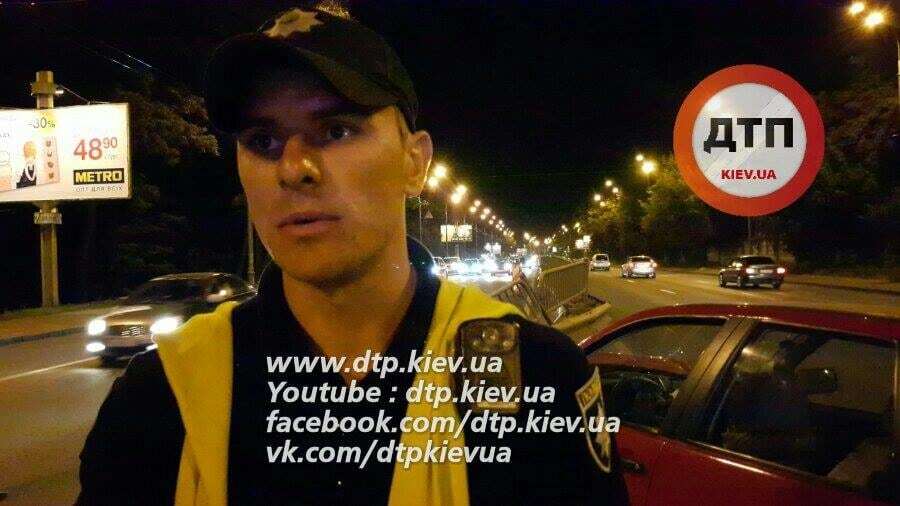 Пьяное ДТП в Киеве: водитель снес 30 метров отбойника и лез в драку с полицейскими