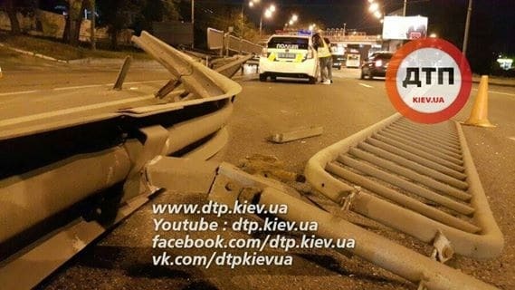 П'яна ДТП у Києві: водій зніс 30 метрів відбійника і ліз у бійку з поліцейськими