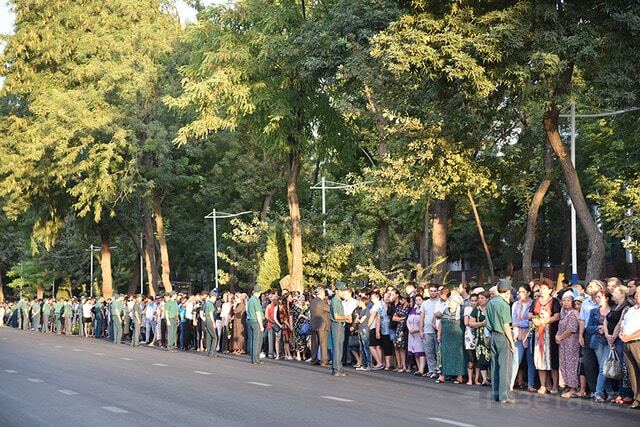 Со слезами и скорбью: в Ташкенте тысячи людей провели в последний путь Каримова. Опубликованы фото и видео