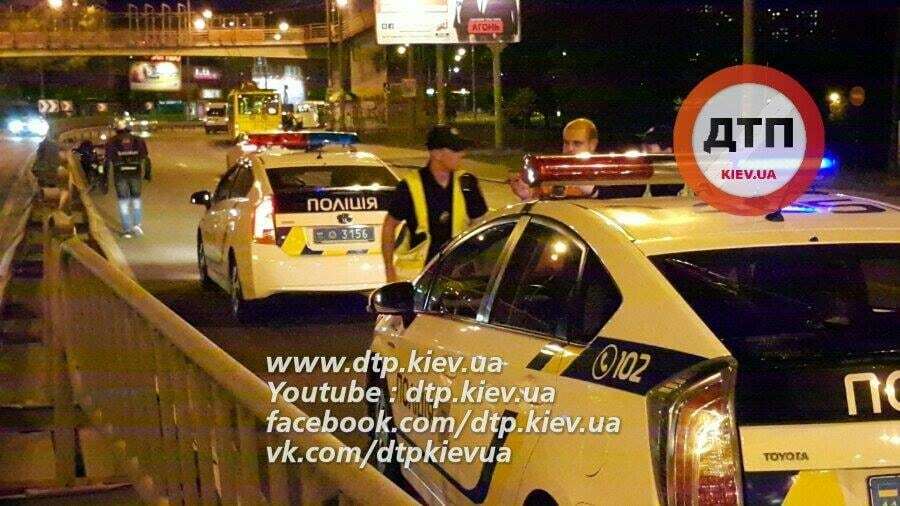 П'яна ДТП у Києві: водій зніс 30 метрів відбійника і ліз у бійку з поліцейськими