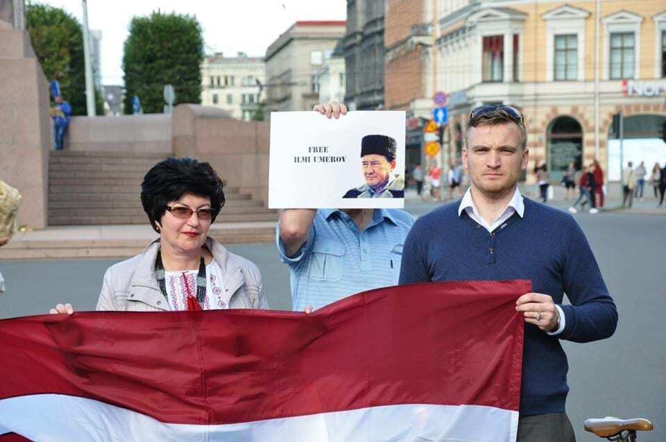 Акция солидарности: Умерова поддержали в разных странах мира. Опубликованы фото