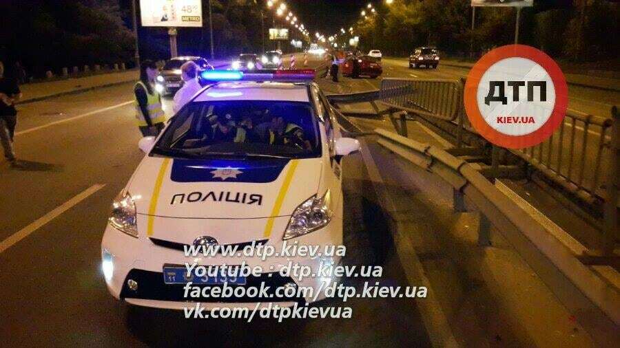 Пьяное ДТП в Киеве: водитель снес 30 метров отбойника и лез в драку с полицейскими. Опубликованы фото
