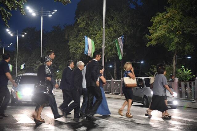 Со слезами и скорбью: в Ташкенте тысячи людей провели в последний путь Каримова. Опубликованы фото и видео