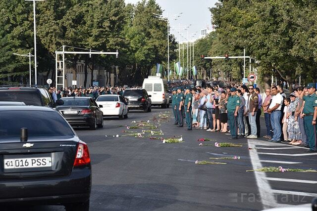 Со слезами и скорбью: в Ташкенте тысячи людей провели в последний путь Каримова. Опубликованы фото и видео