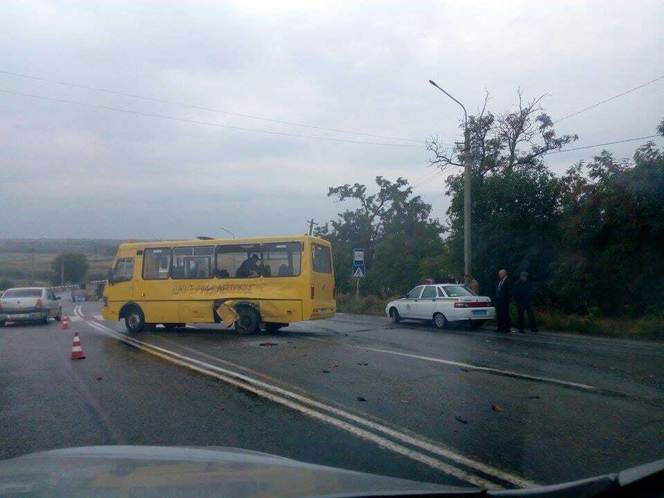 На запорожской трассе новый школьный автобус попал в ДТП