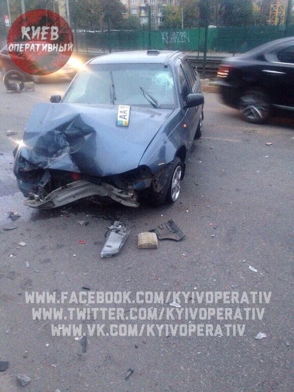В Киеве водитель Chevrolet устроил погром на тротуаре 