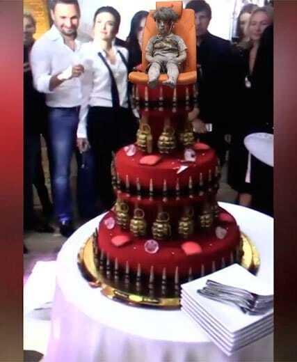 Дороге свято: заступник міністра оборони РФ подарував дружині "кривавий" торт із боєприпасами