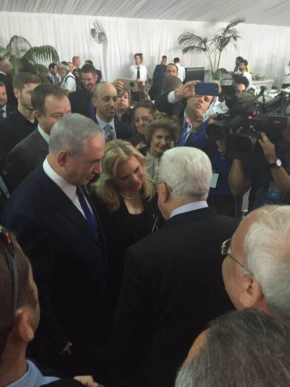 Прем'єр Ізраїлю та голова Палестини потиснули руки на похоронах Переса