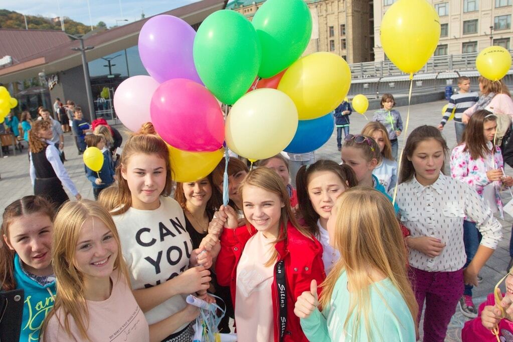 "Ми чекаємо на маму і тата!": в Киеве прошел флешмоб детей из интернатов