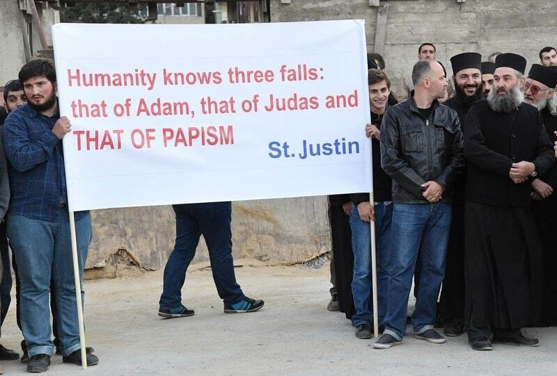 "Ватикан - духовный агрессор": в Грузии организовали протест против Папы Римского
