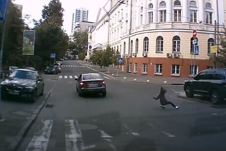 У Києві водій Kia на високій швидкості збив дівчинку на "зебрі" і зник