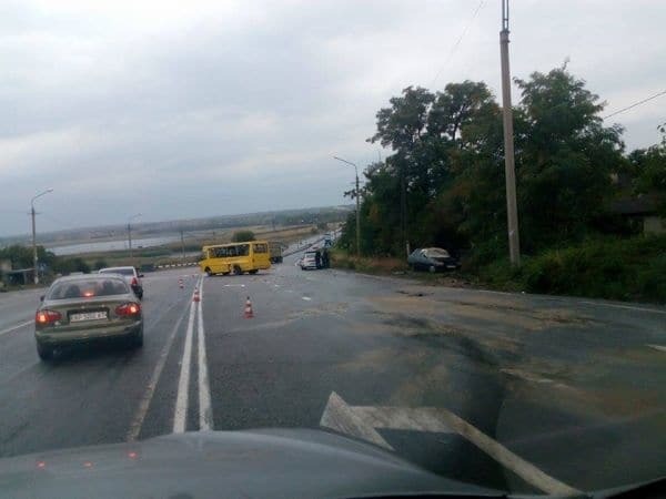 На запорожской трассе новый школьный автобус попал в ДТП