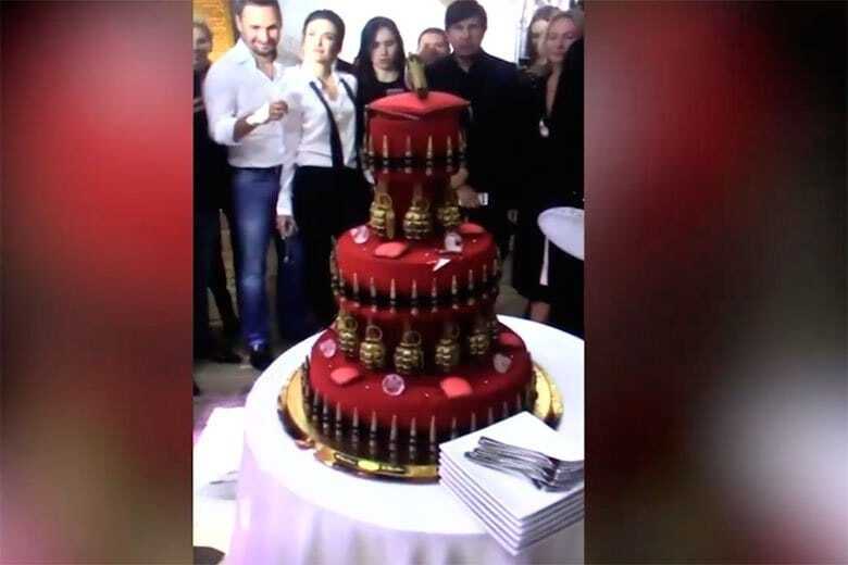 Дорогой праздник: замминистра обороны РФ подарил жене "кровавый" торт с боеприпасами
