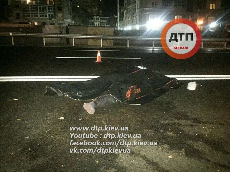 В Киеве на проспекте Победы насмерть сбили пьяного пешехода: опубликованы фото