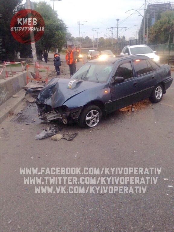 У Києві водій Chevrolet влаштував погром на тротуарі 
