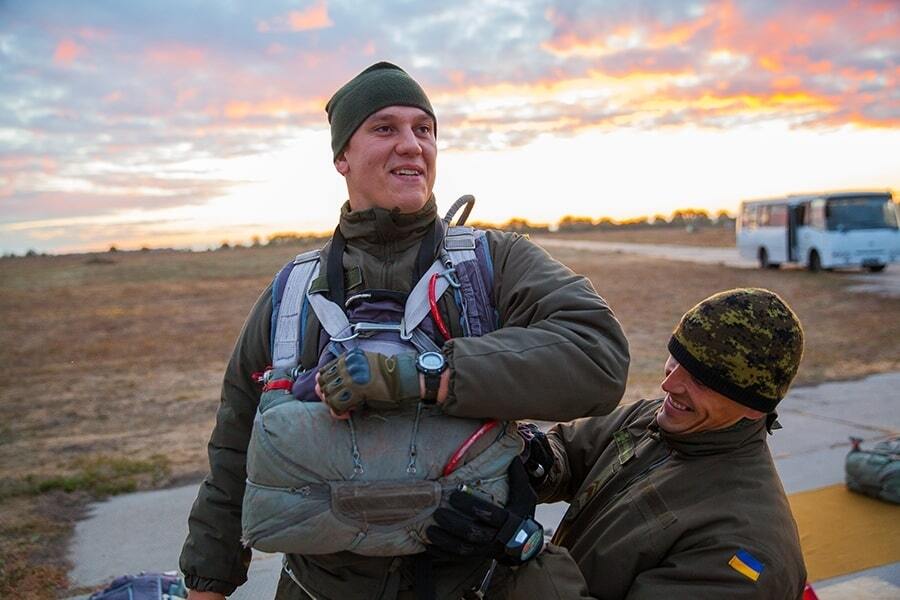 Между небом и землей: украинские десантники удивили селфи в воздухе. Фоторепортаж и видеофакт