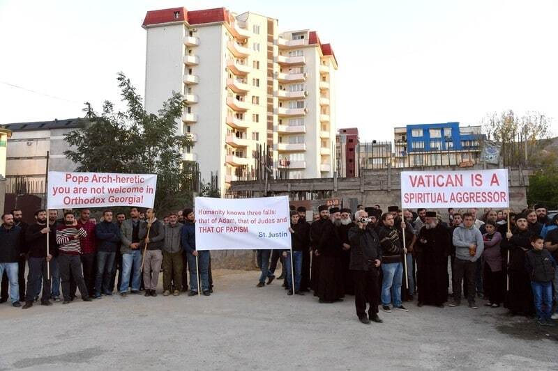"Ватикан - духовный агрессор": в Грузии организовали протест против Папы Римского