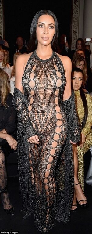 "Голое" платье Ким Кардашьян произвело фурор на Неделе моды в Париже