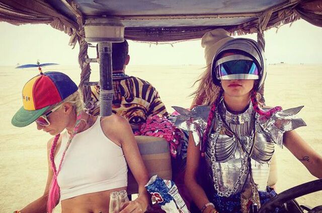 Burning Man: как звезды отрывались на самом необычном фестивале в пустыне