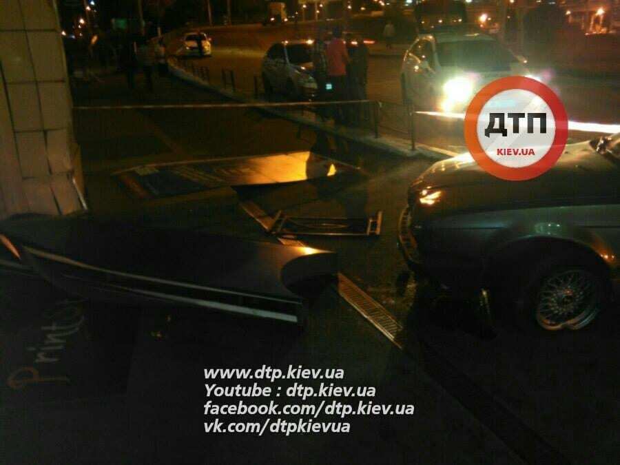 В Киеве автомобиль врезался в торговый центр: опубликованы фото