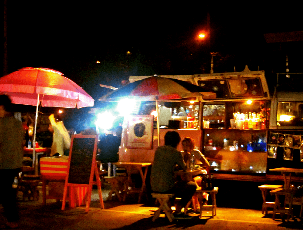 Назад в прошлое: в Бангкоке на ночном рынке Talat Rot Fai можно найти все