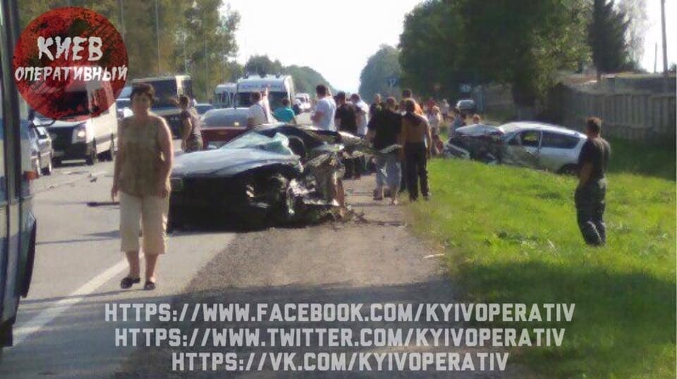 "Бежал от полиции": во время ДТП возле Львова авто разорвало пополам. Опубликованы фото