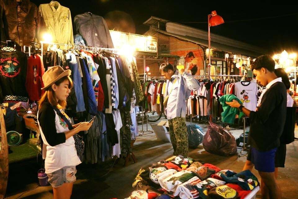 Назад в прошлое: в Бангкоке на ночном рынке Talat Rot Fai можно найти все