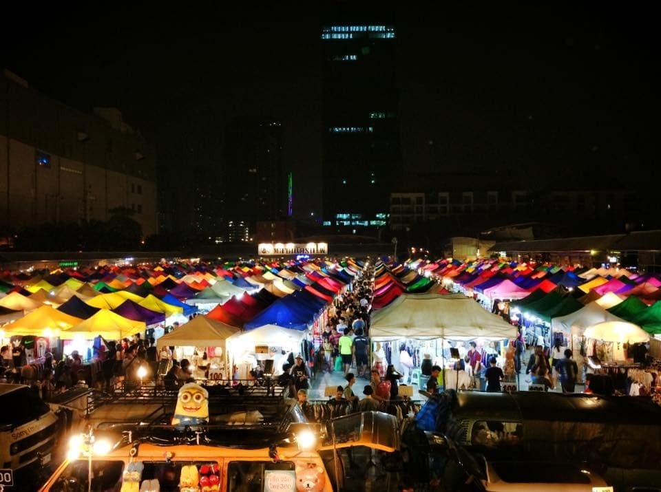 Назад у минуле: в Бангкоку на нічному ринку Talat Rot Fai можна знайти все