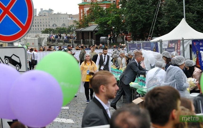 Салат из ковша: жители Москвы подрались из-за бесплатных огурцов и помидоров