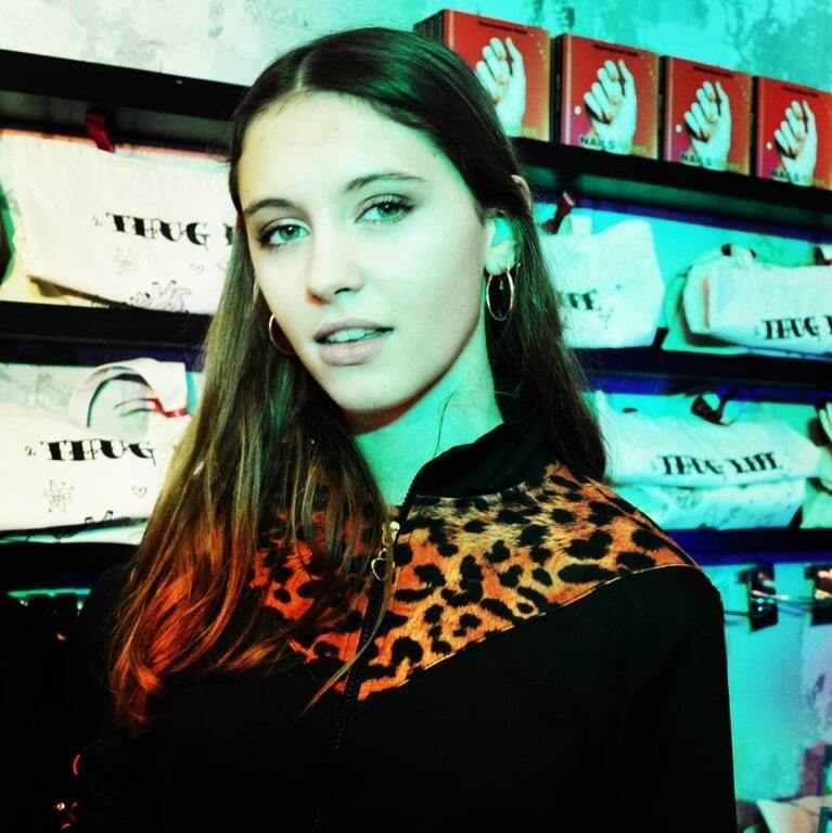 Удачный старт: 15-летняя дочь Джуда Лоу подписала контракт с Chanel