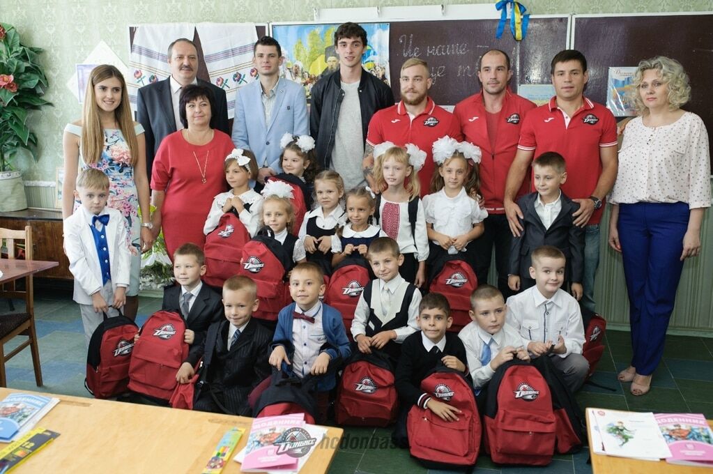 Чемпион Украины передал донецким школьникам 2300 подарков: яркие фото