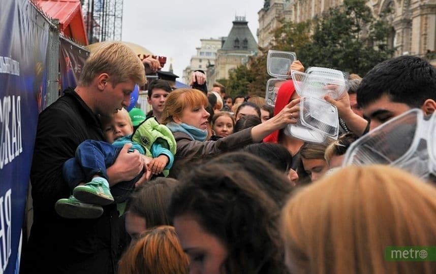 Салат из ковша: жители Москвы подрались из-за бесплатных огурцов и помидоров