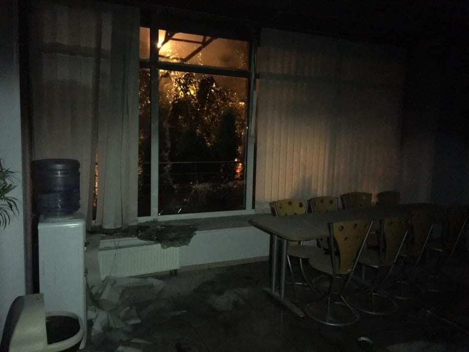 Битое стекло, гарь и копоть: появились жуткие фото сожженных офисов "Интера"