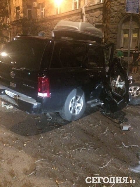 В центре Киева лихач на Cadillac протаранил дерево