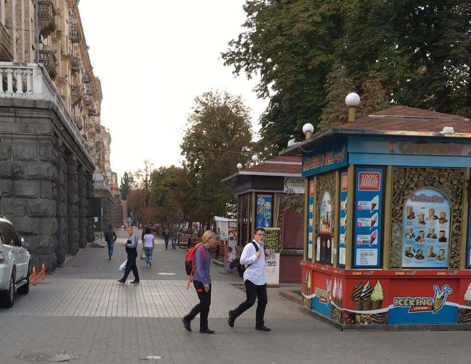 Глава Минздрава ходит на работу пешком с рюкзаком за плечами: опубликовано фото