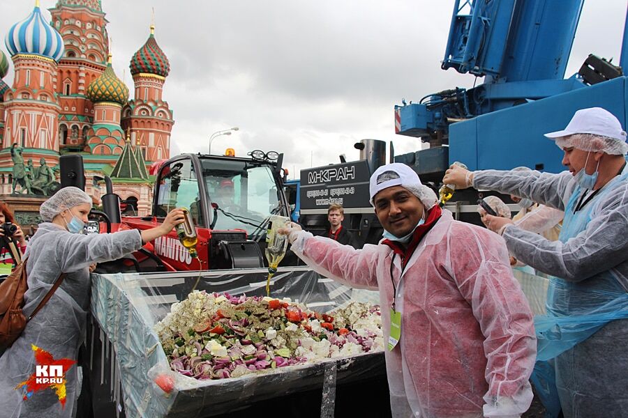 Салат из ковша: жители Москвы подрались из-за бесплатных огурцов и помидоров