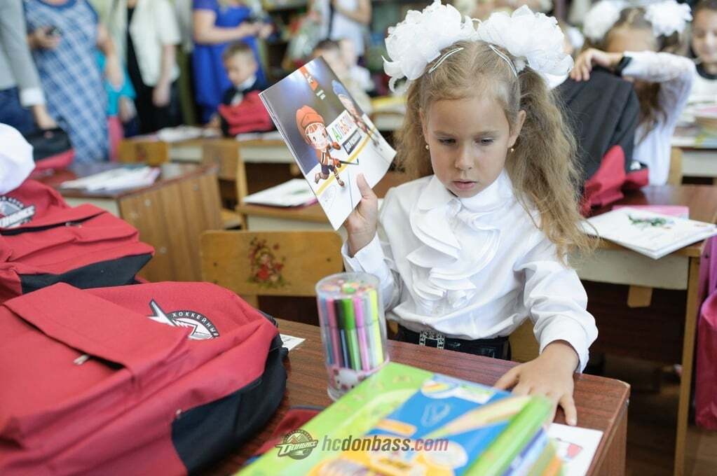 Чемпион Украины передал донецким школьникам 2300 подарков: яркие фото